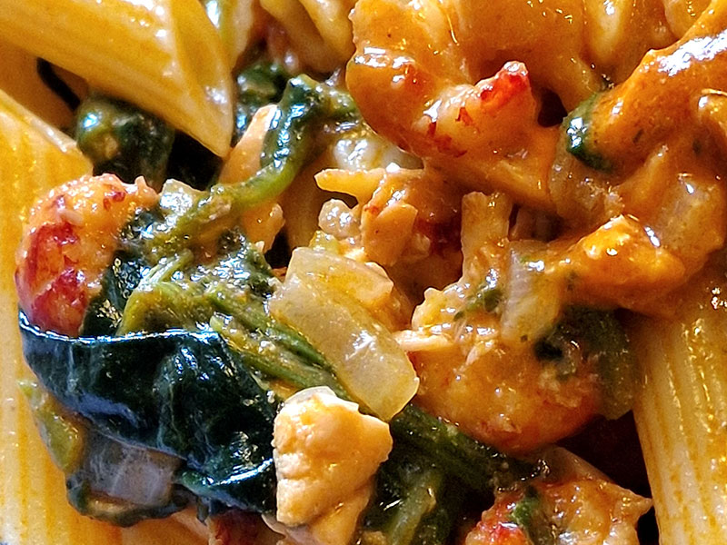 Penne mit Flusskrebs und Lachs