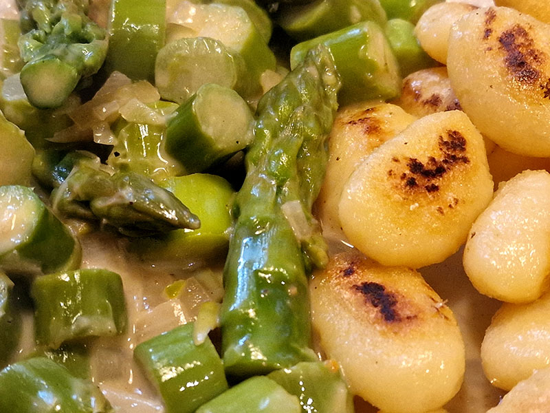 Grüner Spargel mit Gnocchi