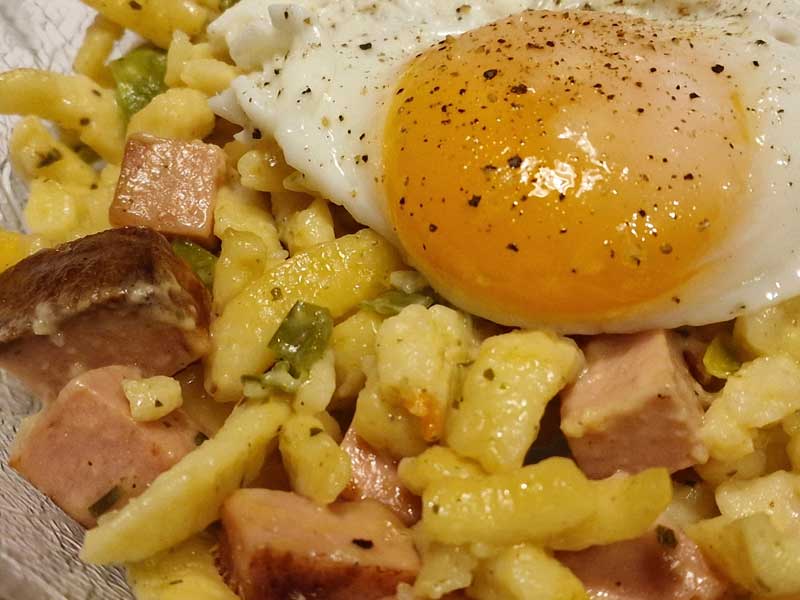 Leberkäse-Spätzle mit Spiegelei
